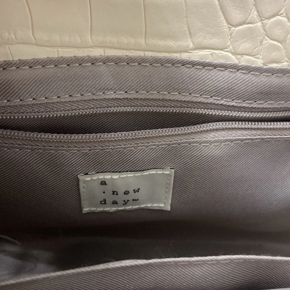 A New Day Vegan pebbled leather purse, like new - Picture 11 of 11